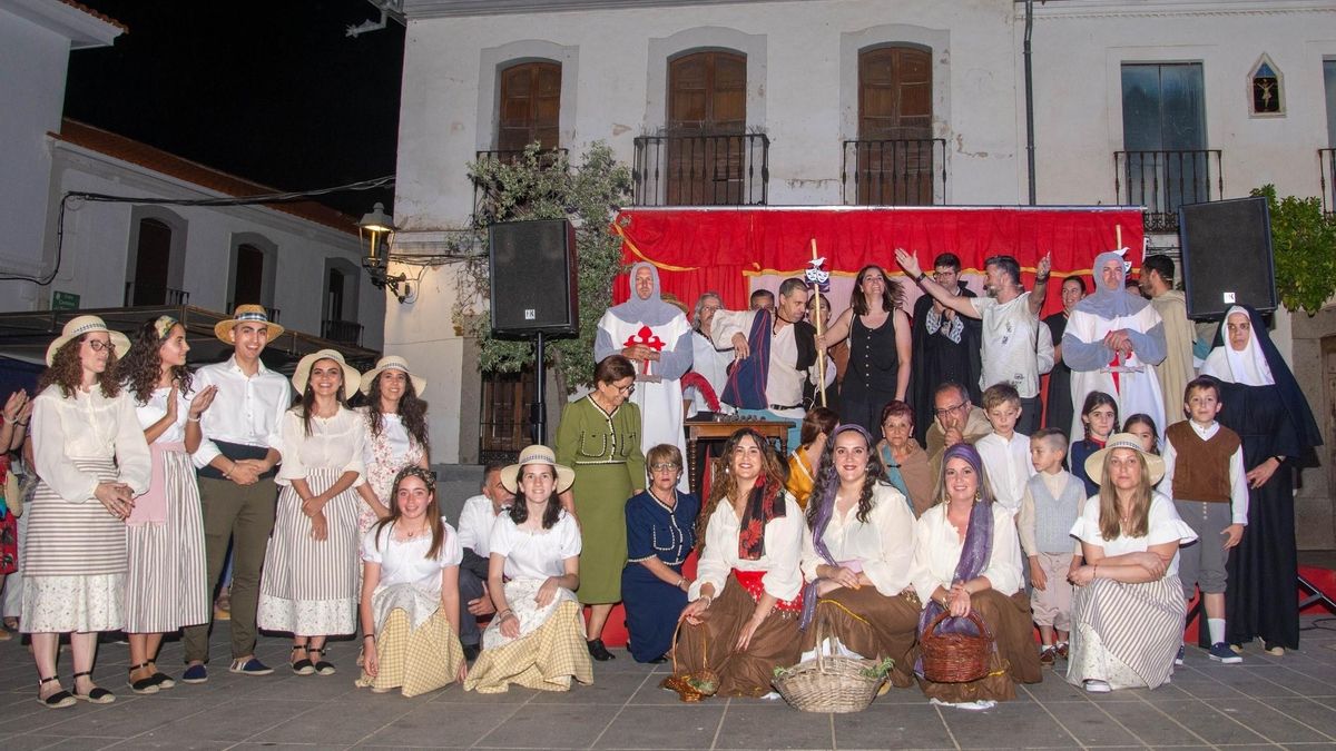 Vecinos que realizan la visita teatralizada sobre la historia de Villanueva del Duque.