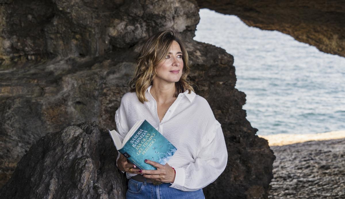 Sandra Barneda y su nuevo libro 'Las olas del tiempo perdido', en las cuevas de la Ojerada de Ajo (Santander)