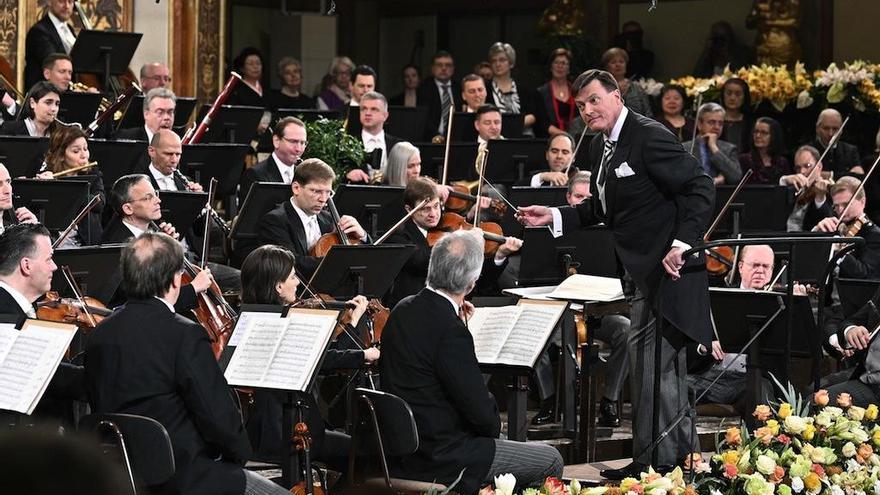 Christian Thielemann con los músicos de la Orquesta Filarmónica de Viena, durante el tradicional concierto de Año Nuevo celebrado este martes en el Musikverein.