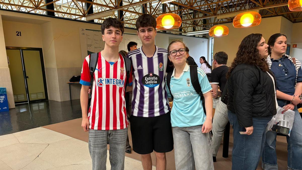 Ariel López, Diego de Pablos e Irene Díaz, antes del examen de Química de la PAU.