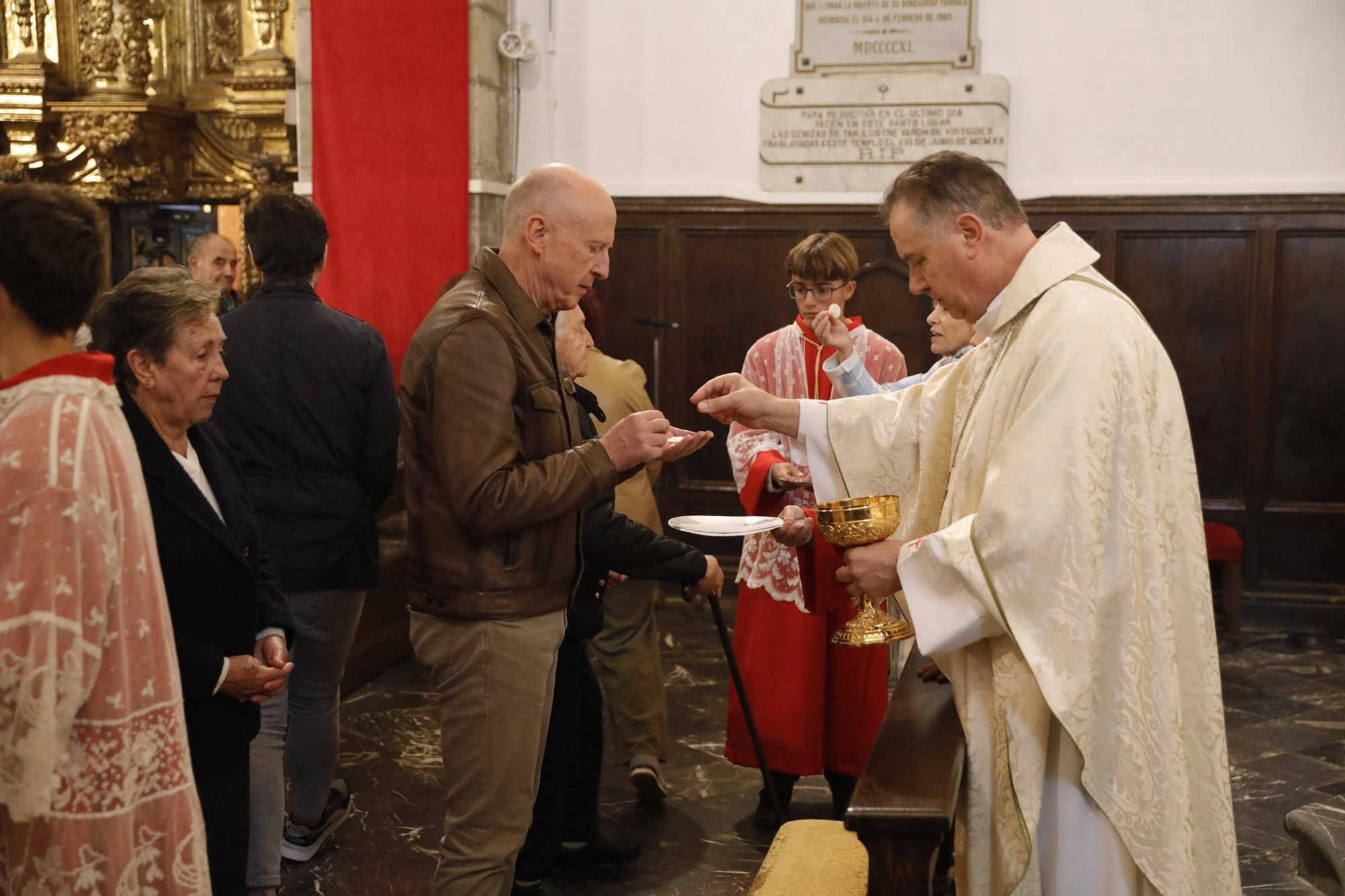 El cardenal Ángel Fernández Artime oficia la primera misa cardenalicia de Gozón en el día de Todos los Santos en la parroquia de Santa María de Luanco