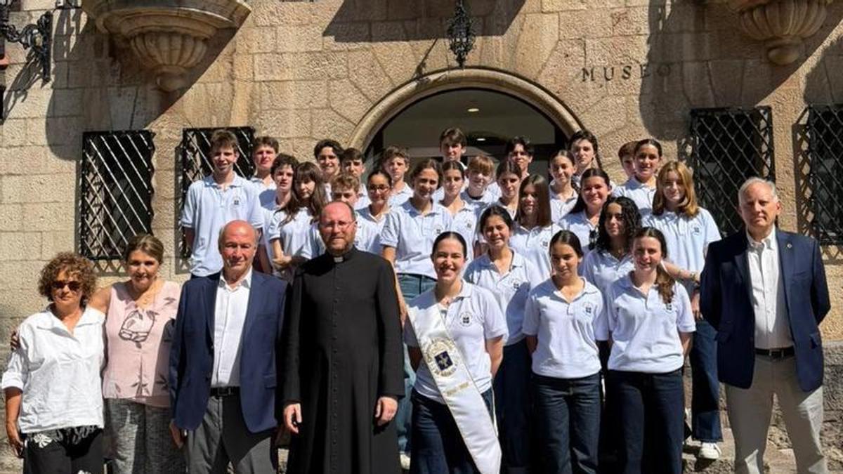 Los jóvenes del Centro Asturiano de México junto al abad del santuario en el museo de Covadonga.