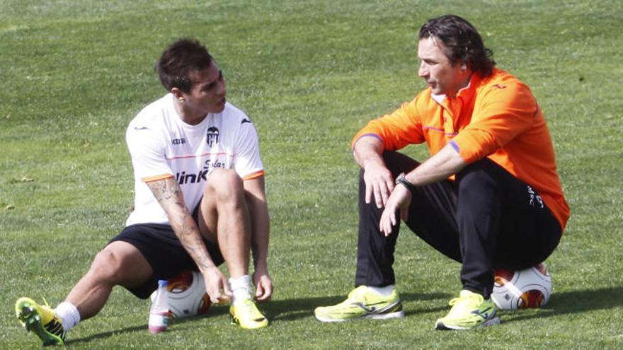 El técnico del Valencia conversó durante más de 15 minutos con el chileno