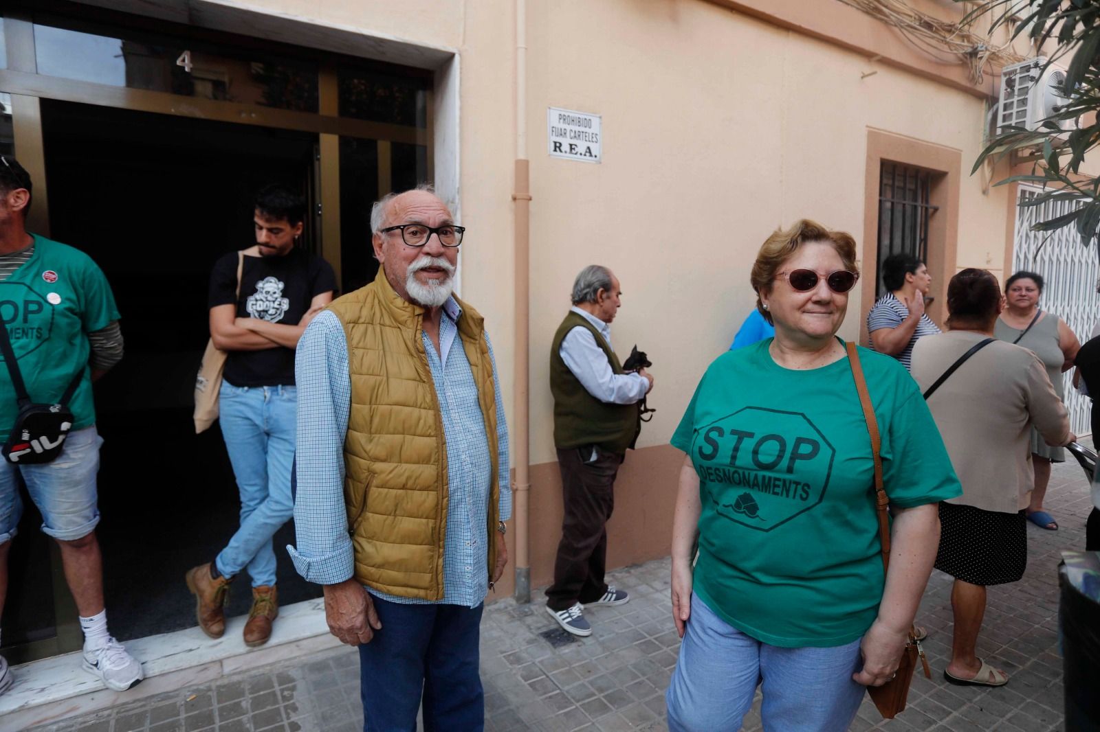 La presión vecinal logra paralizar un desahucio en València