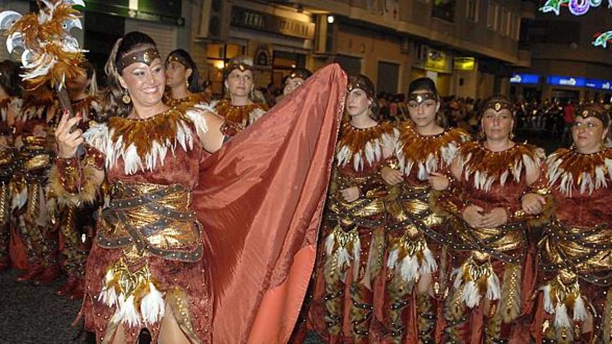 Orihuela vibró ayer con el bando cristiano durante la entrada de ayer por la noche que a punto estuvo de verse sorprendida por la lluvia.