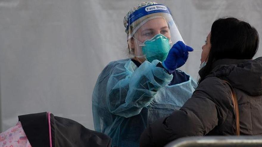Una mujer se realiza un test de la covid-19 en Boston (EE.UU.), el 3 de diciembre de 2020.