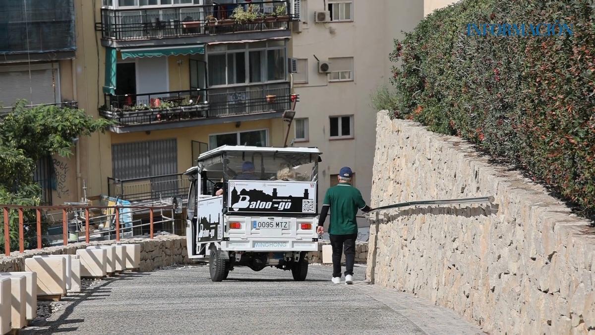 La empinada realidad del barrio de Santa Cruz de Alicante: ni los tuctucs salen ilesos de sus cuestas