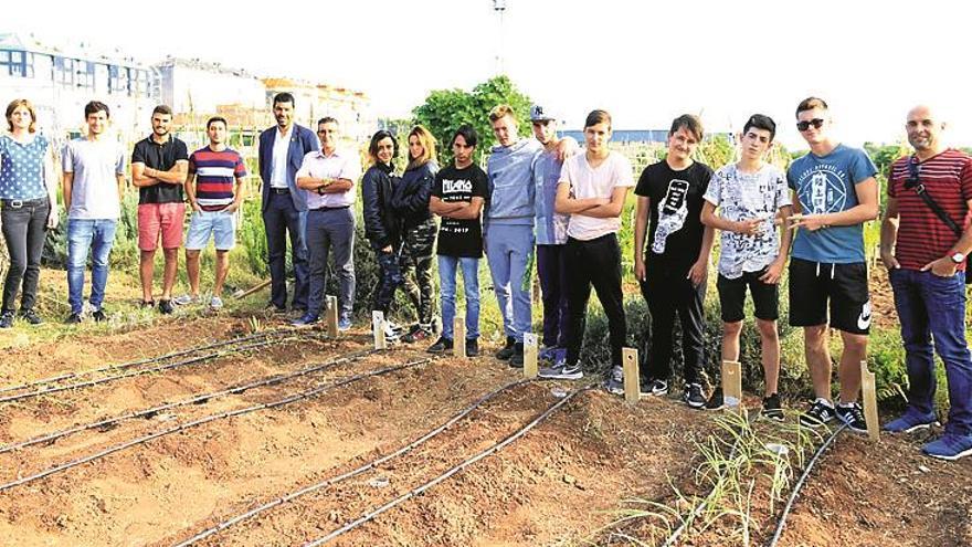 El centro espardenyers visita los huertos urbanos