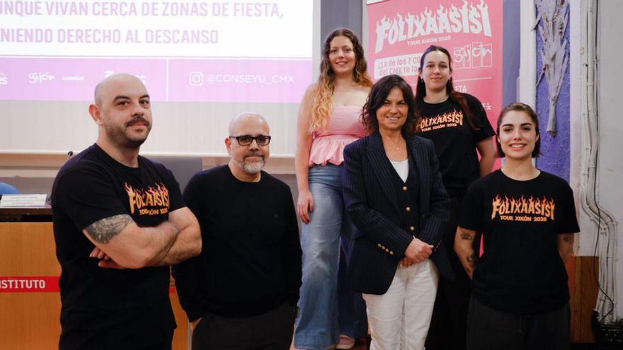 Por la izquierda, Luis Martínez, Marcos Juez, Yurena Sabio, Montserrat López, Paloma Navarro y Sara Fernández, este lunes, en el Antiguo Instituto.