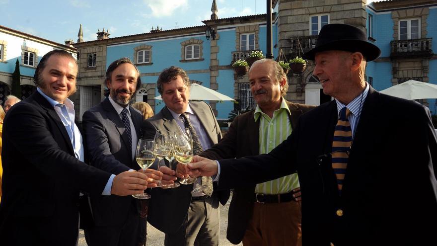 Manuel Otero Candeira, con su sombrero, en un acto desplegado ante la bodega Granbazán, de Tremoedo (Vilanova) en 2016.