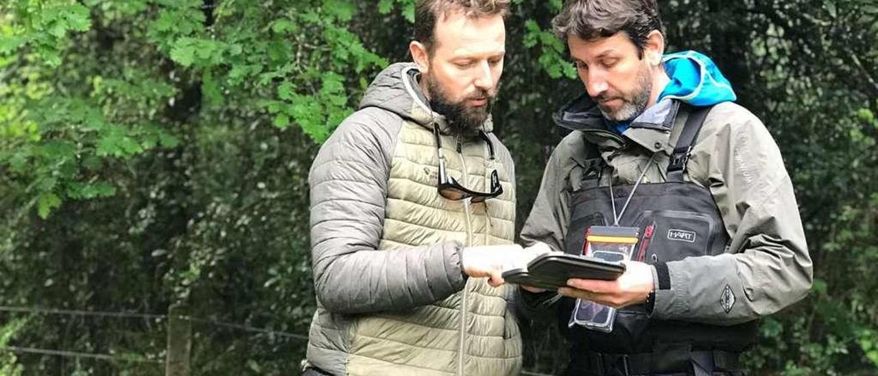 Pablo y Marcos Pedregal, en Puente Quinzanas (Pravia), recibiendo información sobre el estado del río Narcea.