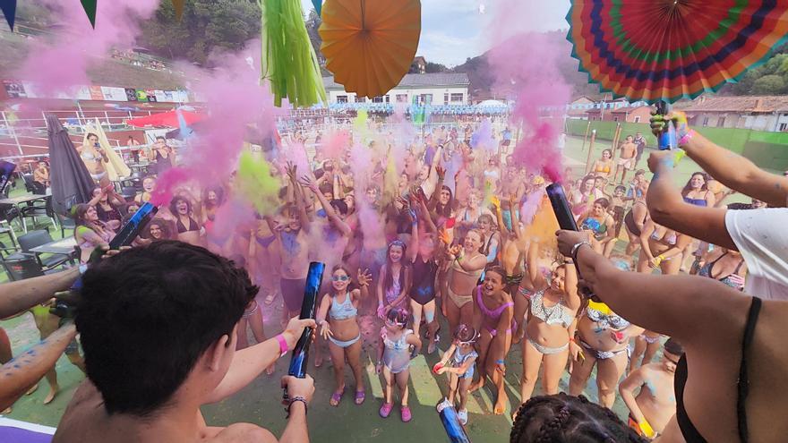 Chapuzón de despedida en Turón: una gran fiesta cerró la temporada de baños en la localidad mierense