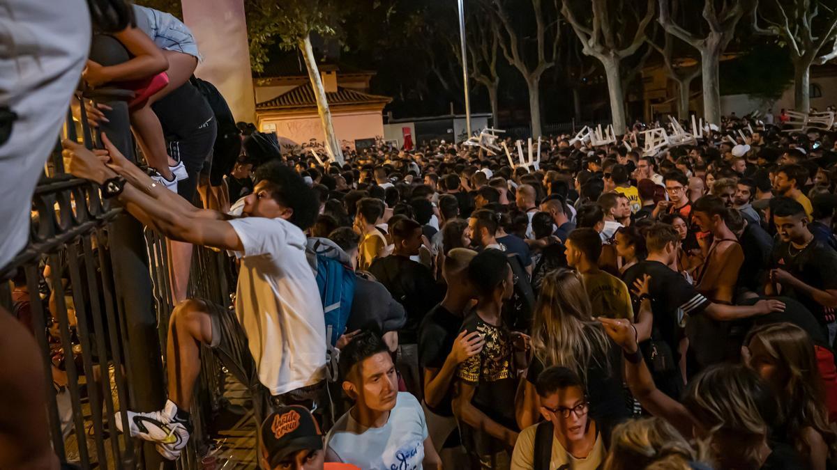 Multitud y avalanchas en la última noche de Sants