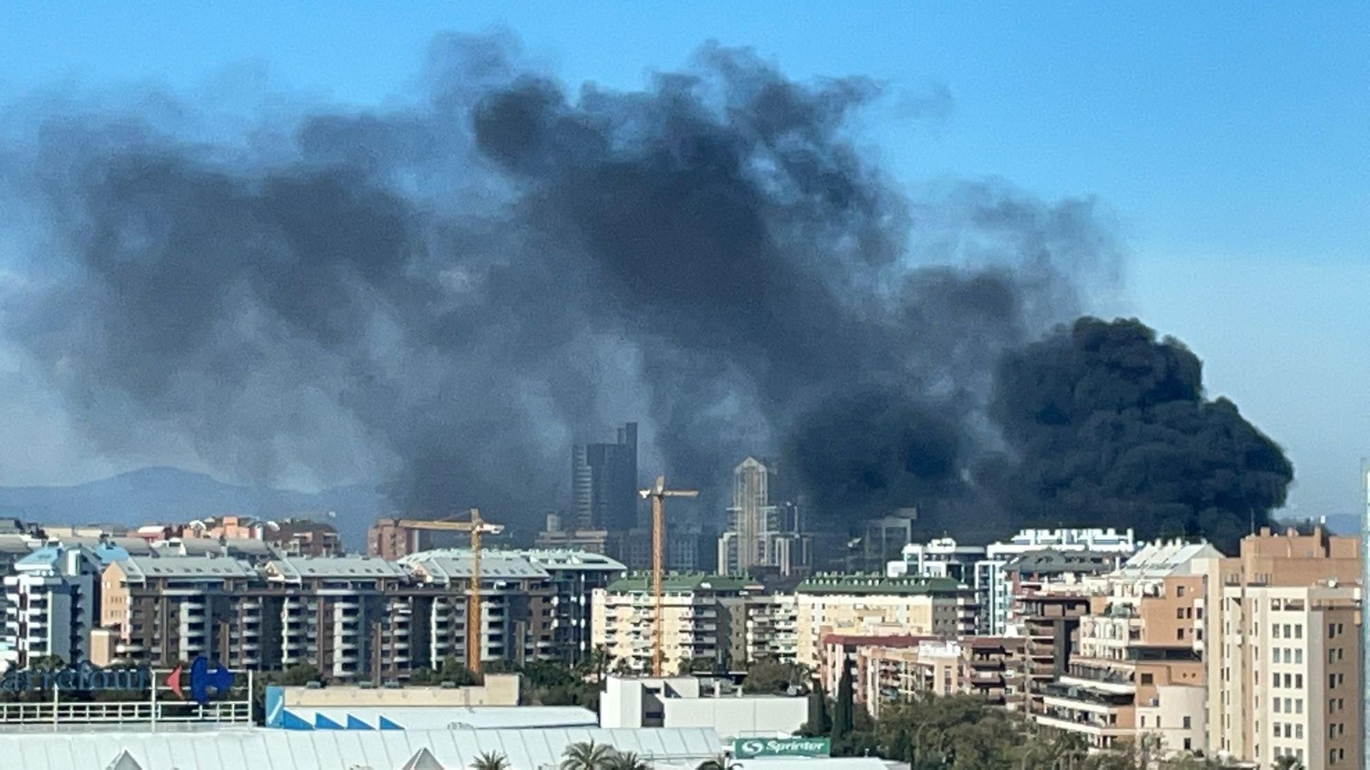 Incendio en Valencia hoy: fuerte columna de humo en Nou Campanar