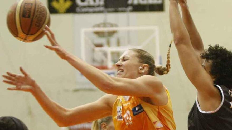 Natalie Van den Adel firmó dos triples en el último minuto del partido con todo por decidir.