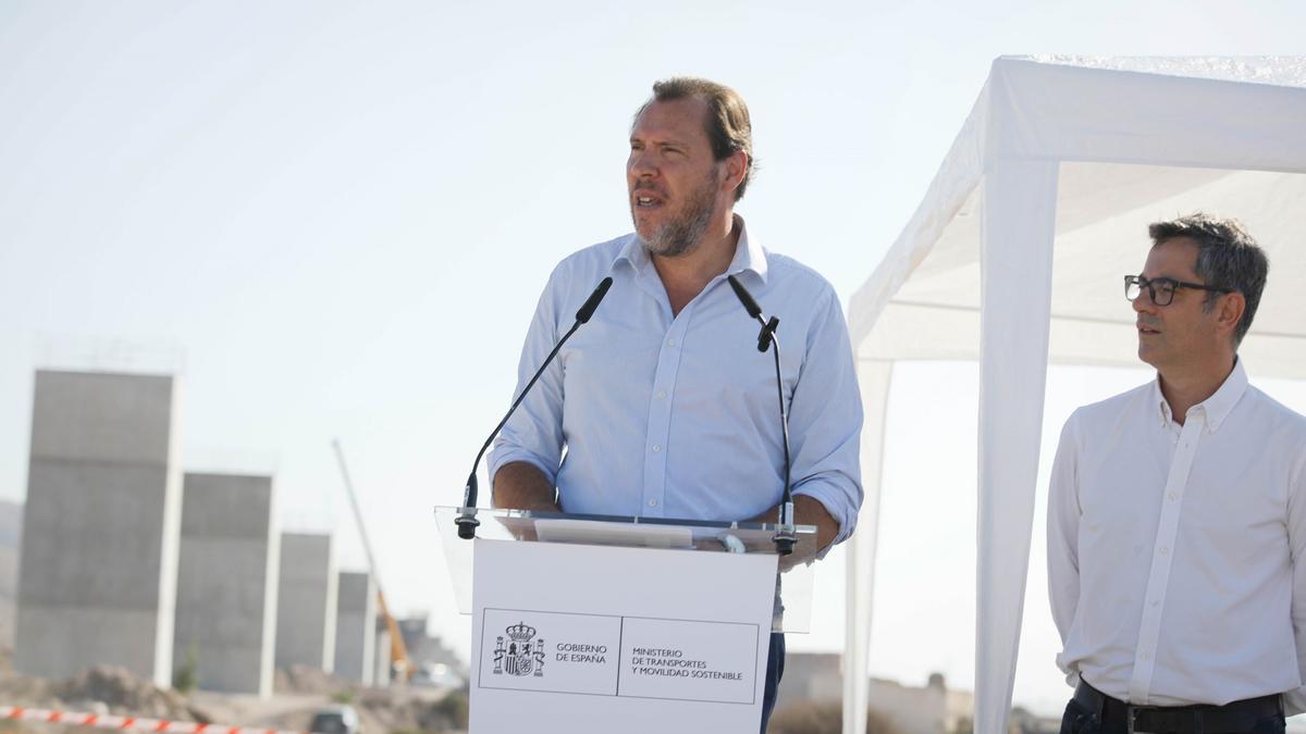 El ministro de Transportes y Movilidad  Sostenible, Óscar Puente, en las obras del AVE a Almería.