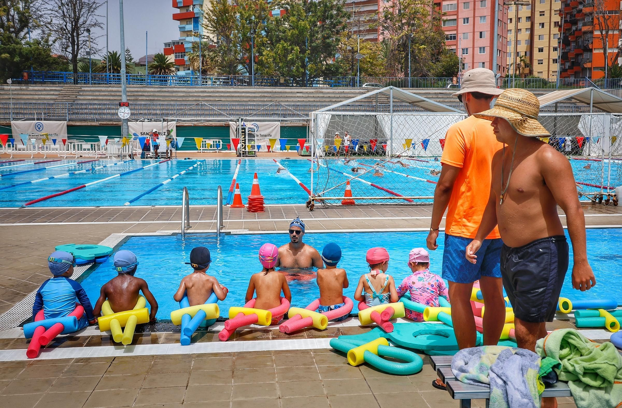 Visita a los cursillos de natación en la piscina Acidalio Lorenzo