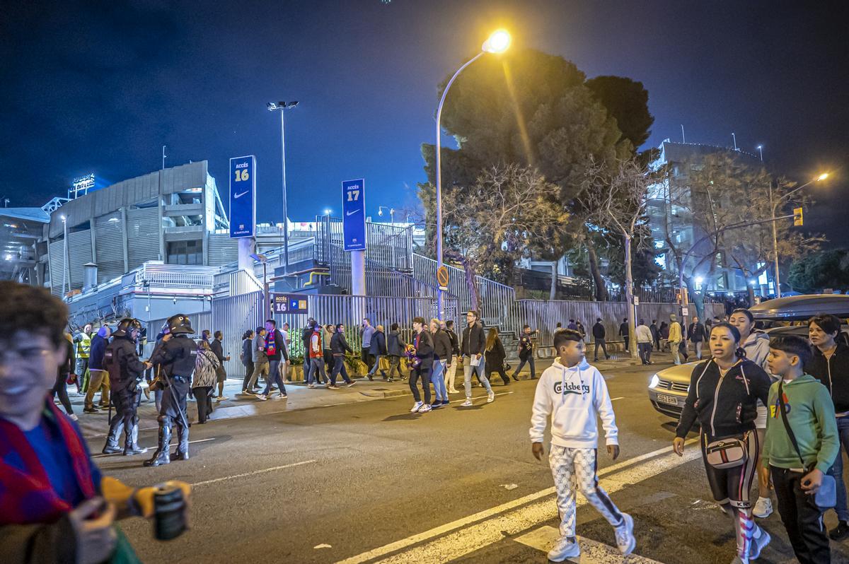 Quejas vecinales por molestias y aglomeraciones los días de partido en el Camp Nou y por el futuro proyecto del Espacio Barça