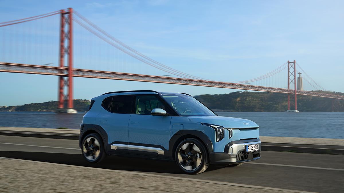 El coche se ofrece inicialmente en dos acabados, Air y Earth y sus precios con todas las ayudas aplicadas son 19.599 y 24.460 euros respectivamente.