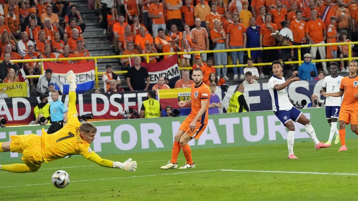 Ollie Watkins supera el defensa De Vrij i el porter Verbruggen per entrar a la història del futbol anglès