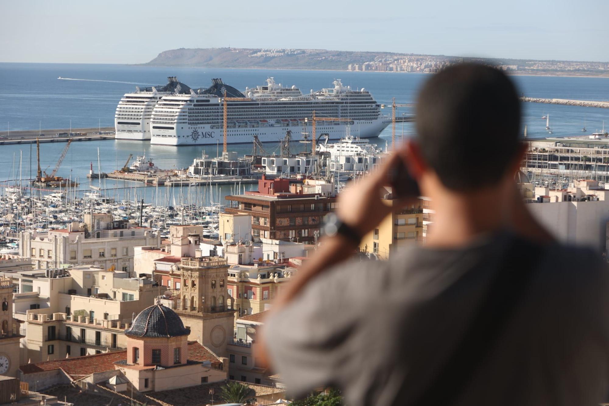 Dos cruceros de la compañía MSC en el Puerto Alicante