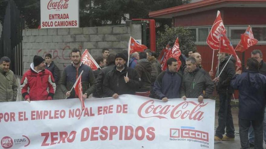 Protesta de trabajadores de la fábrica coruñesa de Coca-Cola durante la negociación del ERE. víctor echave