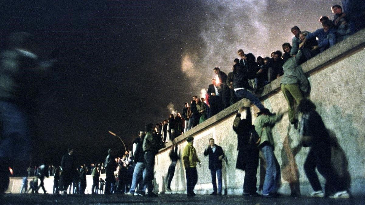 Ciudadanos de la Alemania del Este trepan al Muro el 10 de noviembre de 1989