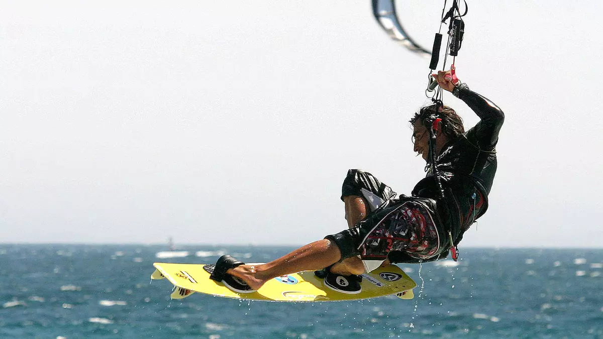 Las mejores zonas para hacer kitesurfing en la Región de Murcia