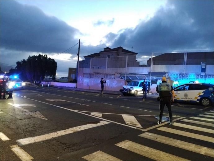 Un siniestro entre dos vehículos provoca cuantiosos daños en el Colegio Cisneros de La Laguna