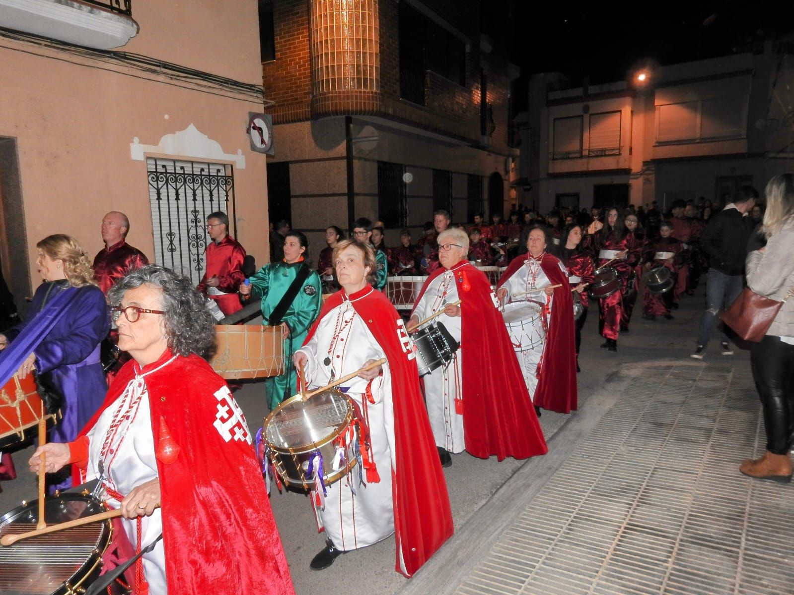 El estruendo de los bombos y los tambores se adueñan de la Vilavella