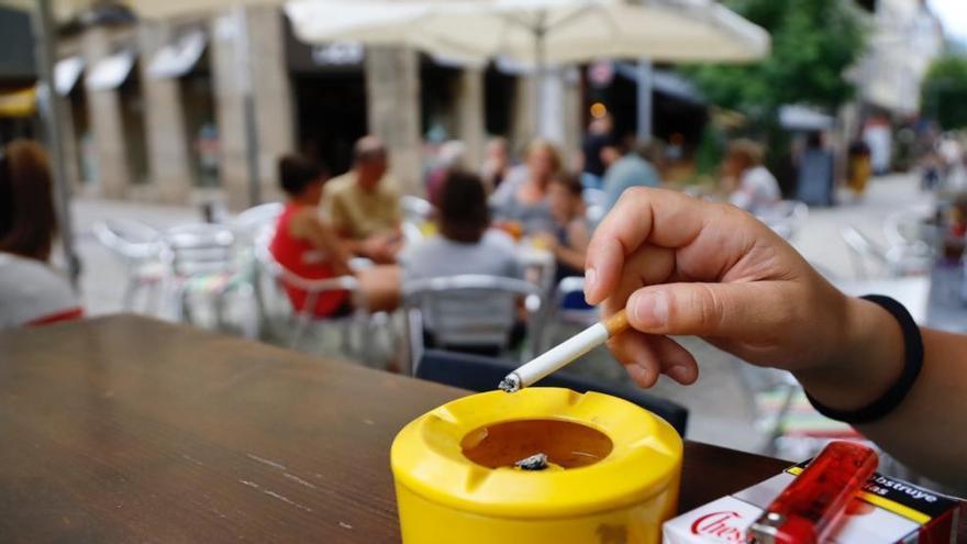Asturias prohibirá fumar en la calle antes del miércoles