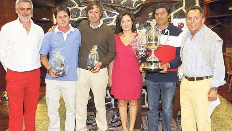 Los ganadores del Trofeo FARO DE VIGO posan junto a los organizadores y patrocinadores. // José Lores