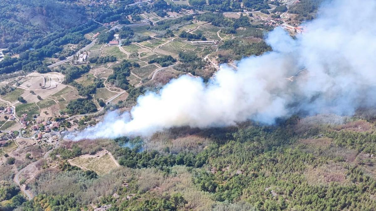 Vista aérea del incendio forestal que está afectando a Cenlle.