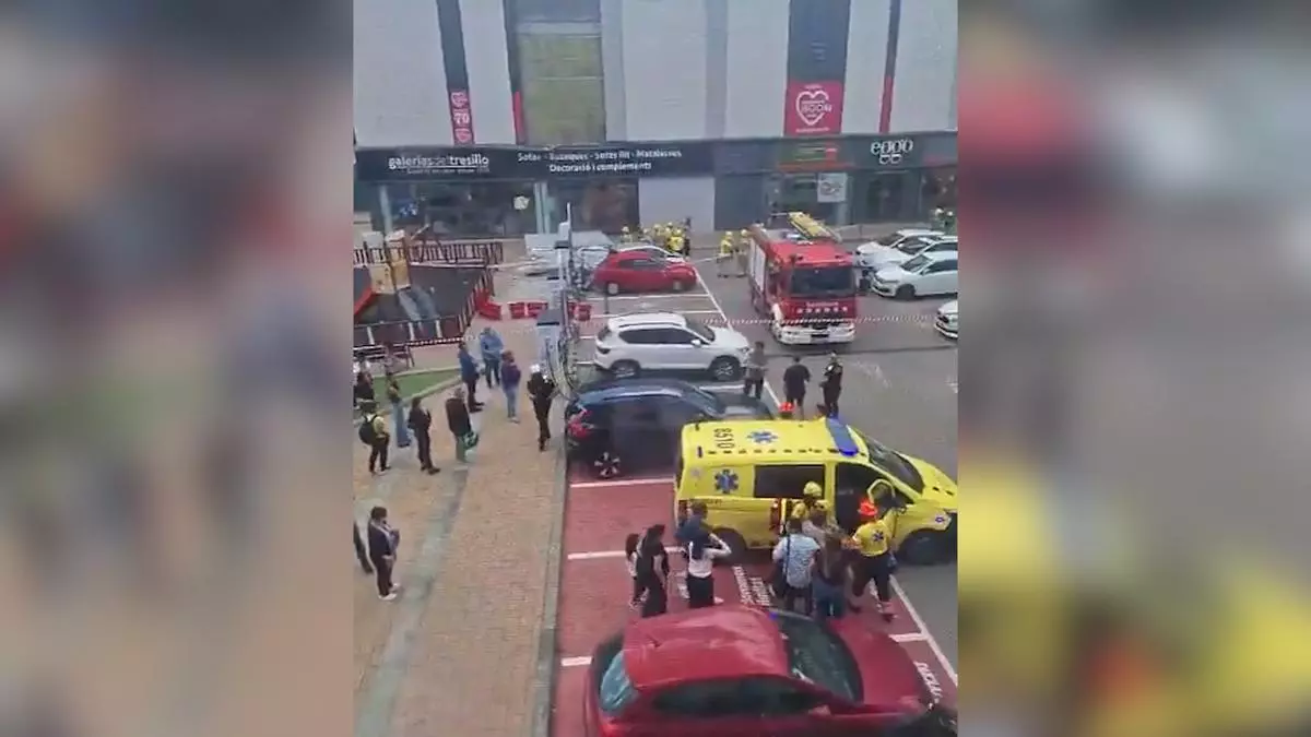 Muere un hombre tras caer un panel de hormigón en un centro comercial de Sabadell