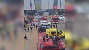Una persona morta al centre comercial Via Sabadell en desprendre's un plafó de formigó d'una botiga