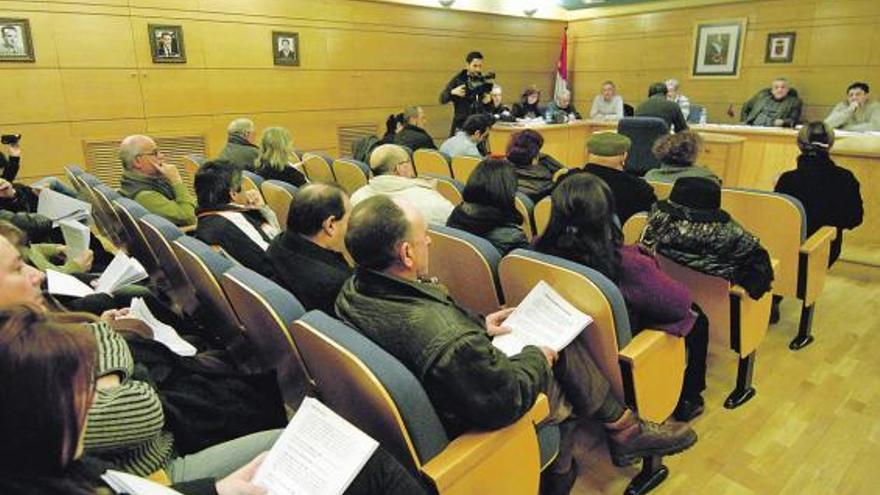 Los vecinos de Villanueva de la Tercia, en el Pleno municipal de Villamanín.