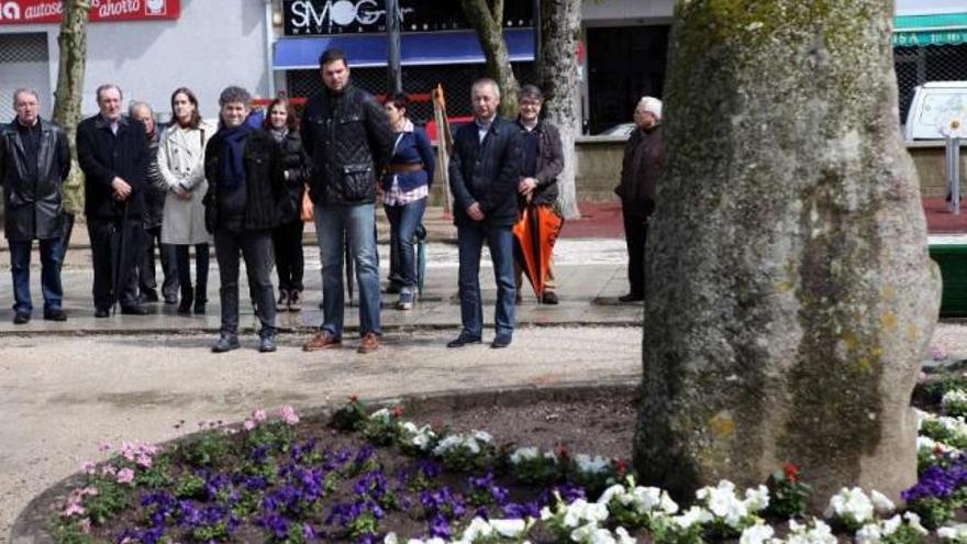 O Concello da Estrada levou a cabo unha ofrenda floral nos xardíns municipais.  // Bernabé/Luismy