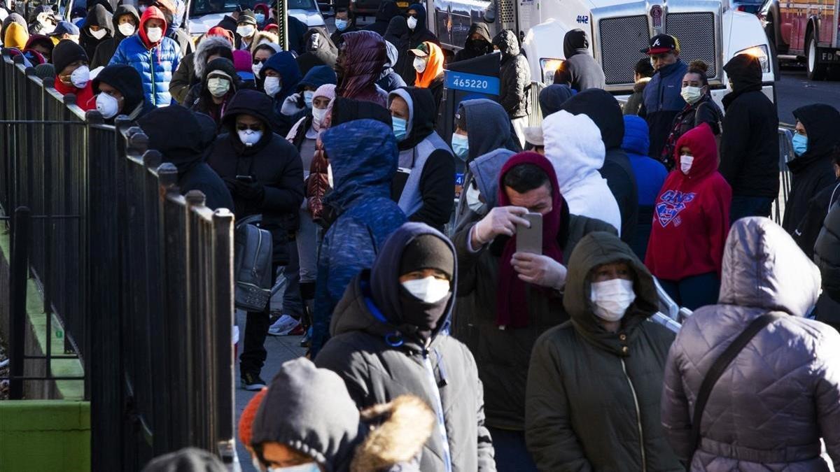 Cola de gente para hacerse la prueba del coronavirus en el hospital Elmhurst de Queens, en Nueva York.