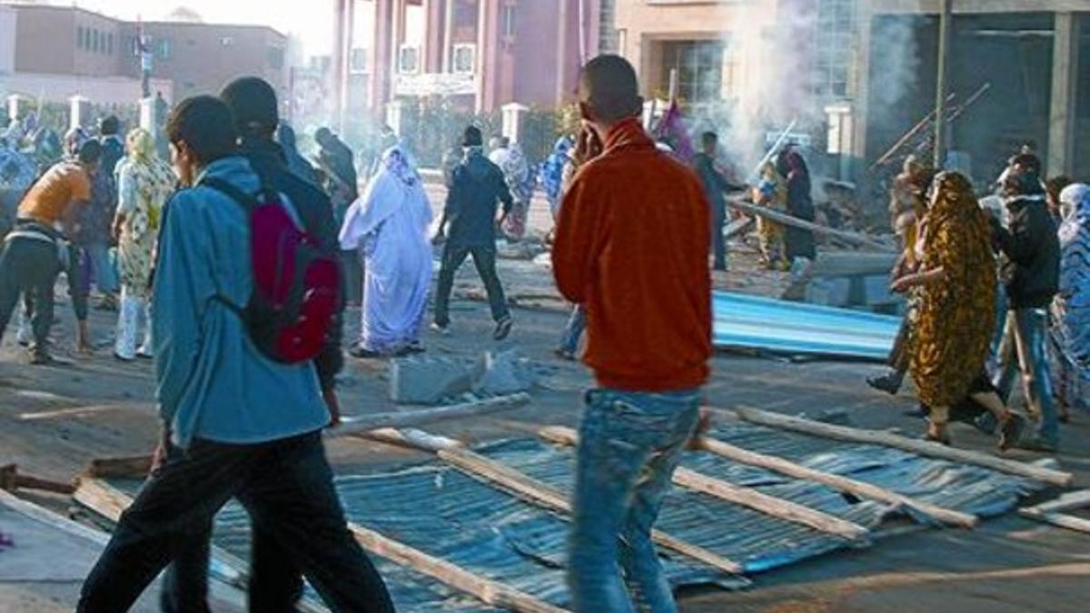 Ciudadanos saharauis protestan por las calles de El Aiún en el tercer día de incidentes en el Sáhara Occidental.