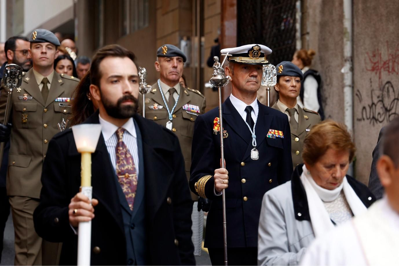 El Viático lleva la comunión a 6 enfermos: alfombrados florales y emoción en Pontevedra