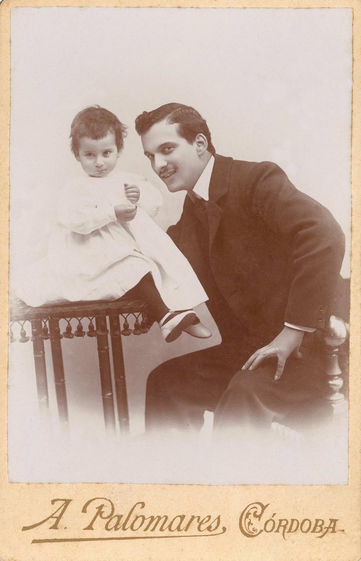 Julio Romero de Torres, con su hijo de año y medio, en un retrato realizado en un estudio de Córdoba.