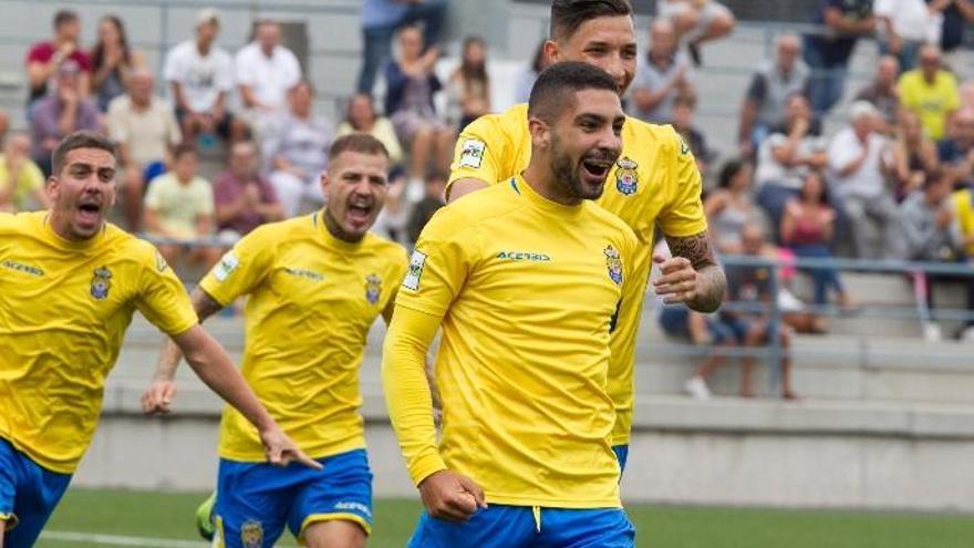 Álex Suárez celebra uno de sus tantos.