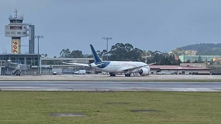 Vista del Boeing 787 en el aeropuerto de Vigo.