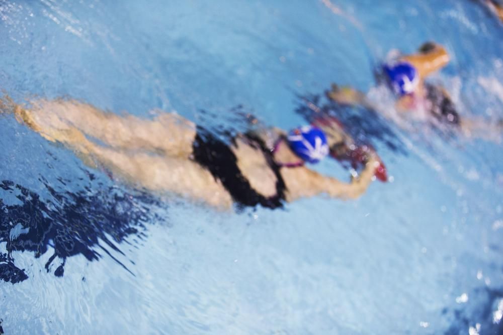 Equipo de natación adaptado en las piscinas del Parque del Oeste.