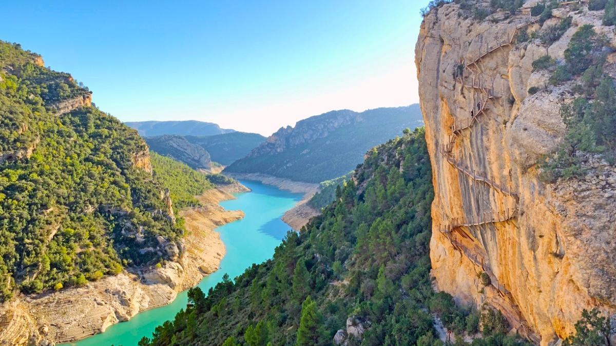 La mejor ruta de senderismo de España no es apta para personas con vértigo, la vuelta se hace en kayak y tiene las vistas más impresionantes