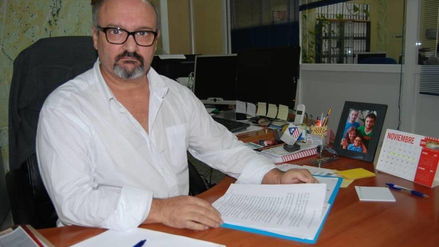 Elías Fernández tras la mesa de su despacho.