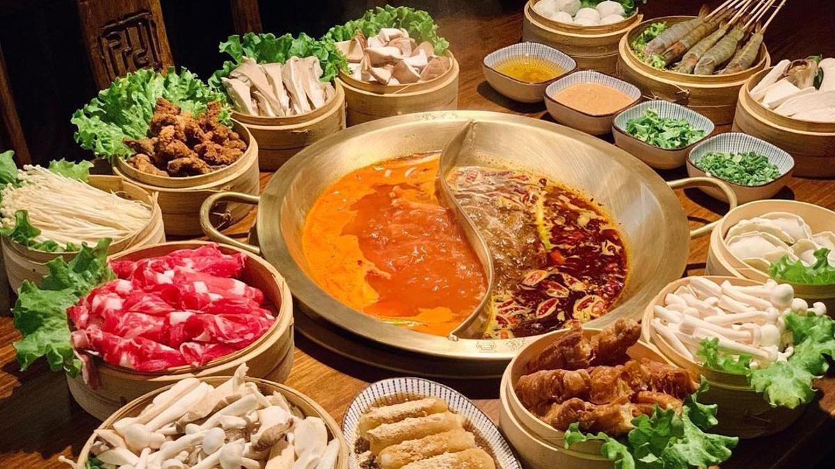 Es la última moda gastro: ‘hot pot’. Nuevo paraíso de las comidas en grupo: se come alrededor de una olla. Esta es del Hot Pot de Shichuan.
