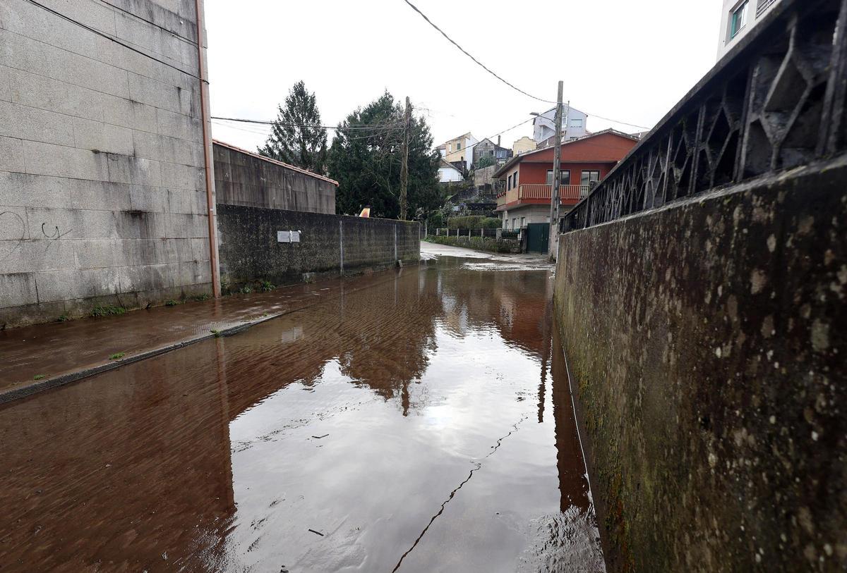 La Rúa do Santo, en Pontevedra, inundada por el temporal.