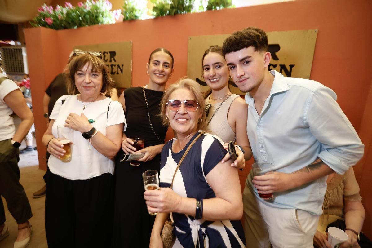 Peñas y el PSOE brindan en un caluroso sábado de Feria