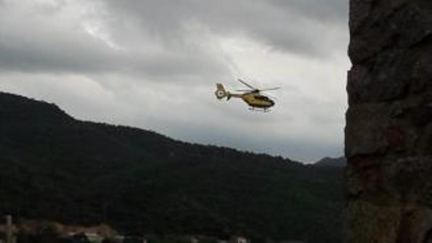 L´helicòpter del SEM, preparat per si calia actuar.